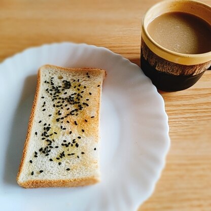 食パンに黒ごまをかけて、コーヒーと美味しく頂きました(*^-^*)
ご馳走様でした♪